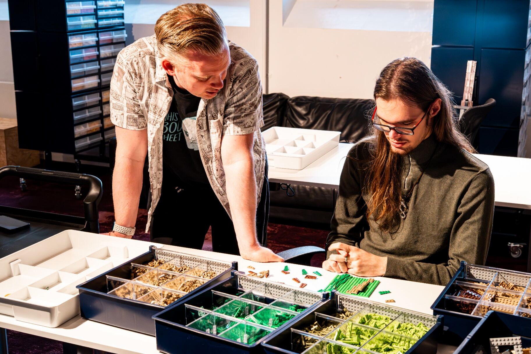 Emil Banck underviser en elev på IKA Brick Academy