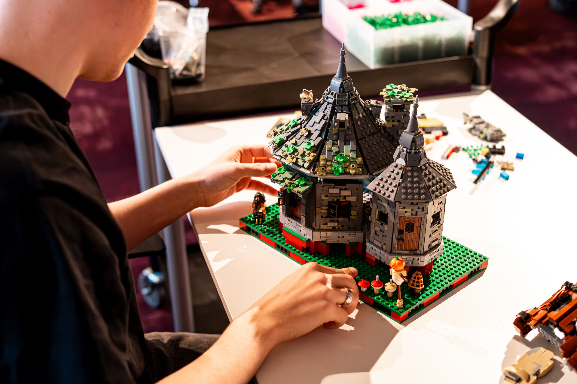 Detaljeret LEGO-bygning bygget af elev på IKA Brick Academy
