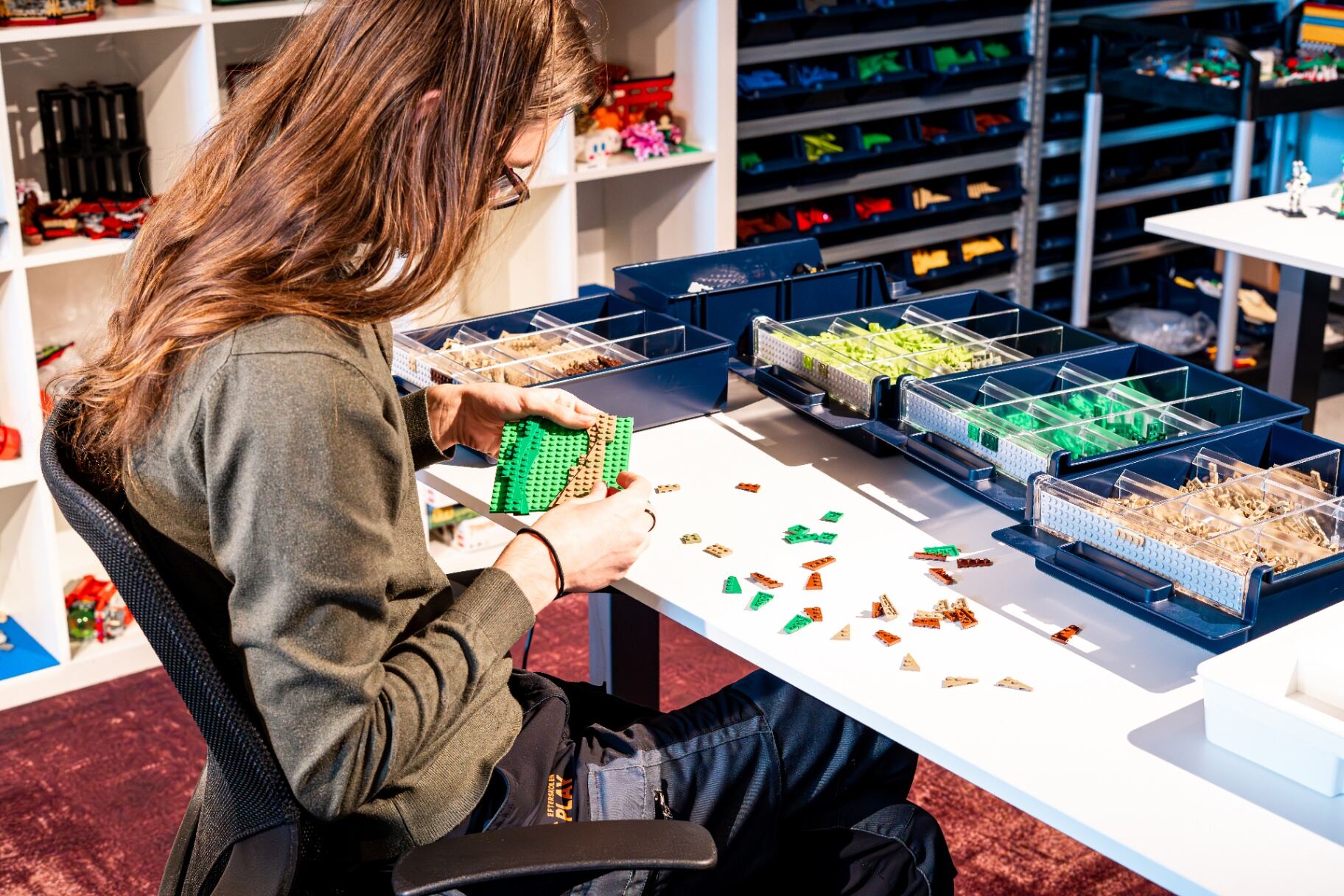 Elev arbejder med LEGO i Brick Academy