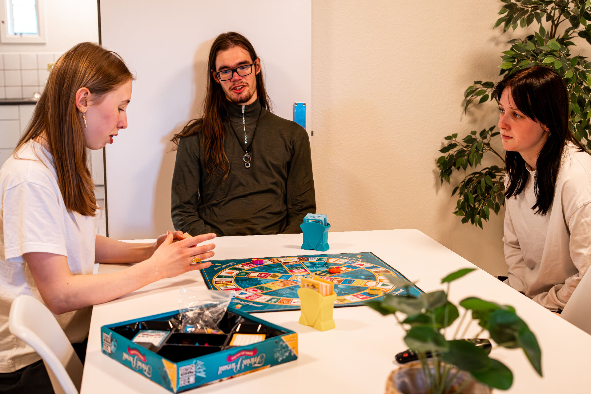 Elever spiller brætspil sammen