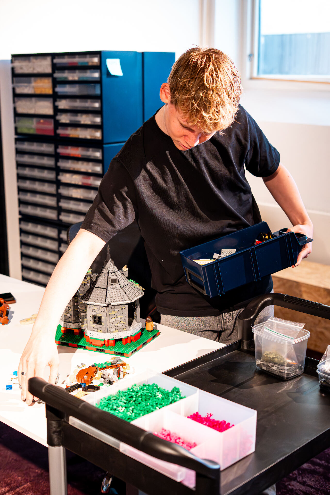 Elever bygger med LEGO-klodser på IKA Brick Academy